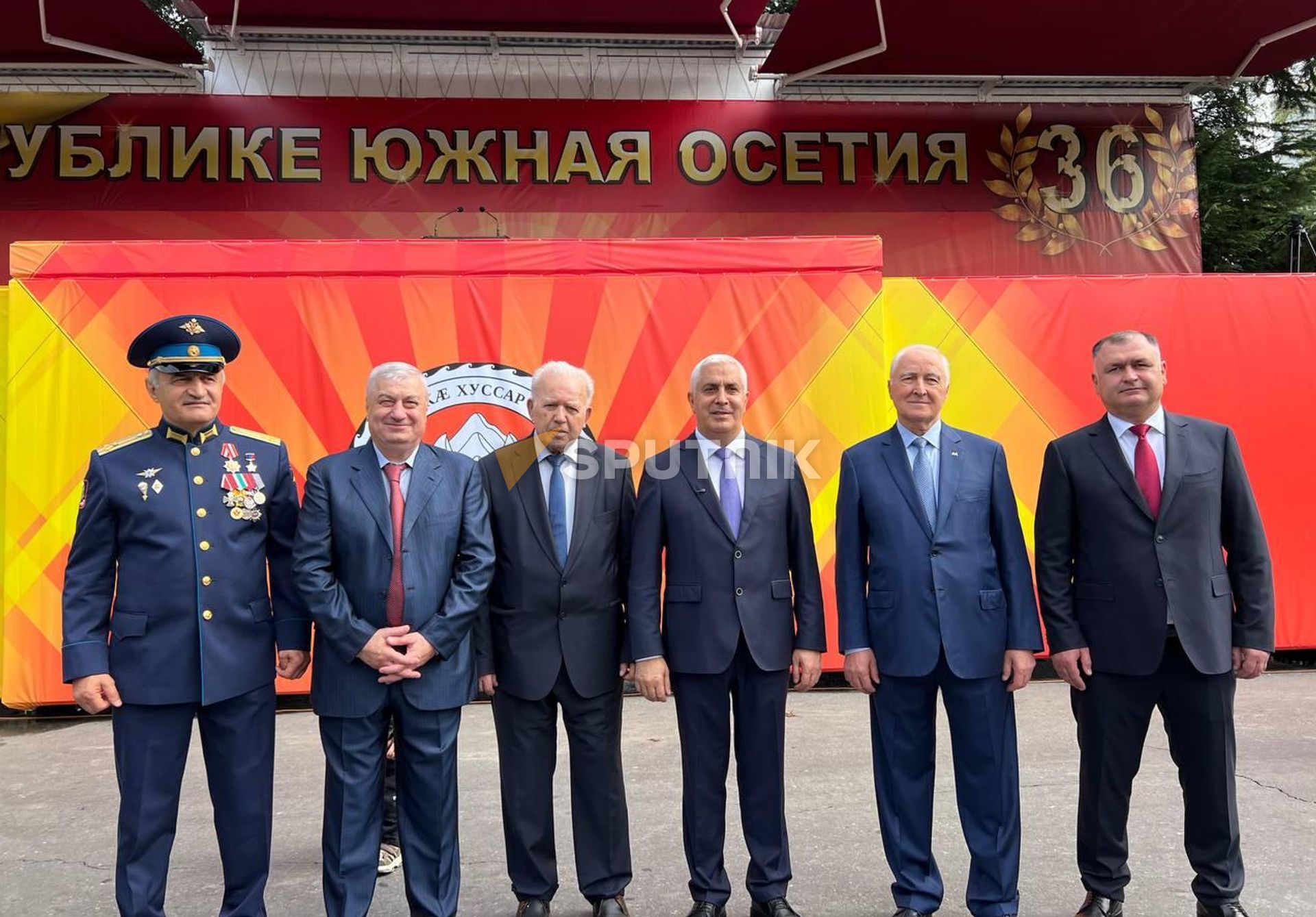 Избранный президент Южной Осетии Марат Камболов с экс-главами республики Избранный президент Южной Осетии Марат Камболов с экс-главами республики - Sputnik Южная Осетия, 1920, 20.09.2026
