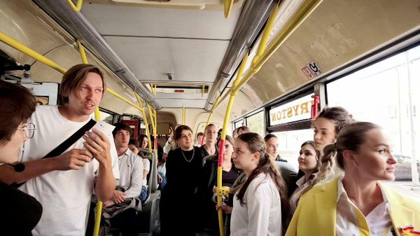В Цхинвале школьники первыми прошли по новому маршруту с монументальными росписями - Sputnik Южная Осетия