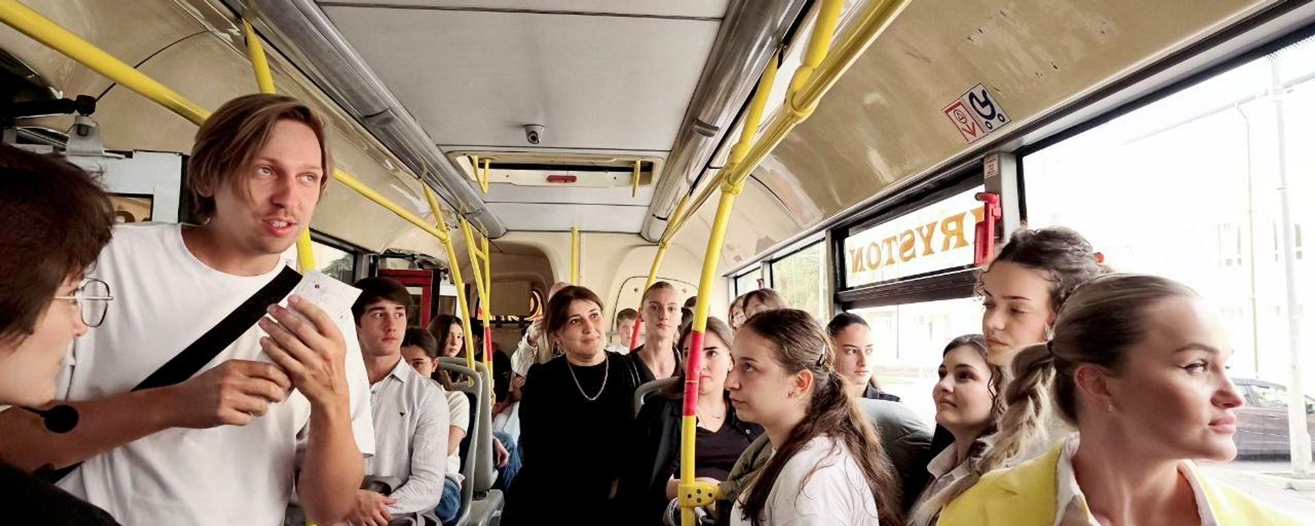 В Цхинвале школьники первыми прошли по новому маршруту с монументальными росписями - Sputnik Южная Осетия, 1920, 20.09.2026