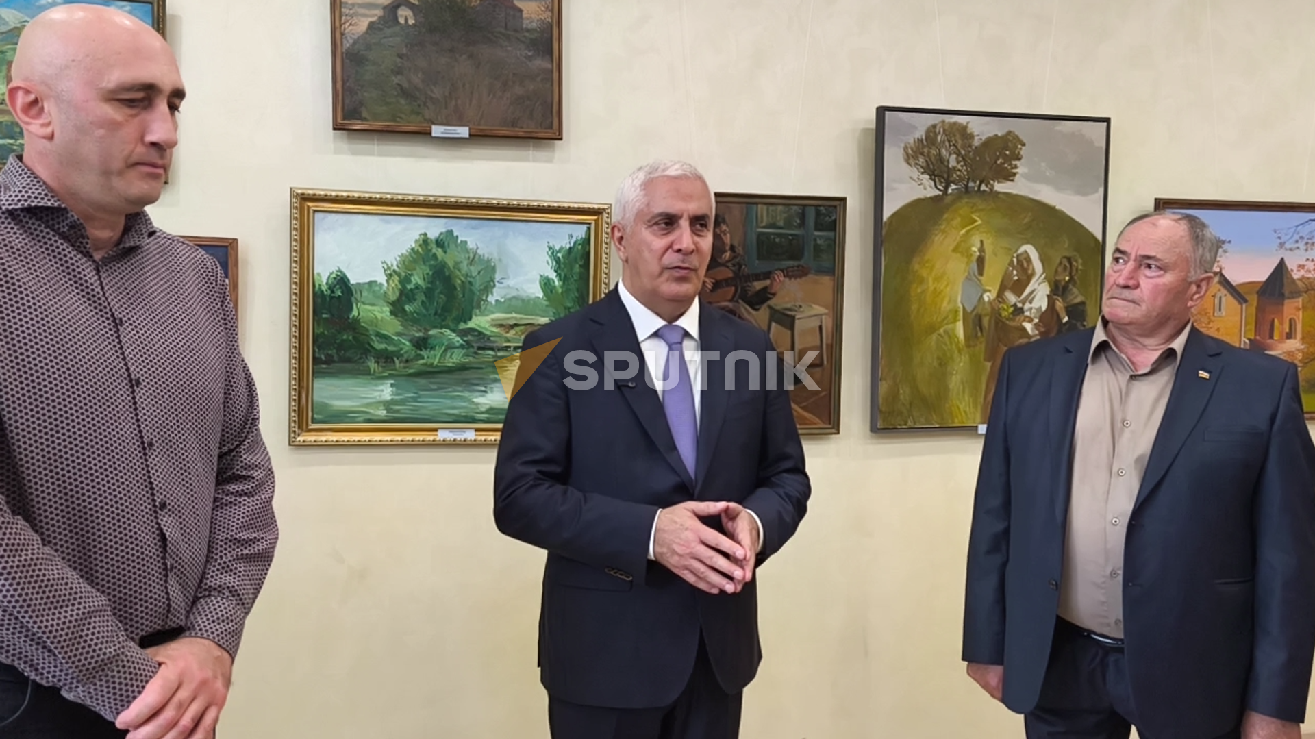 Избранный президент Южной Осетии Марат Камболов на выставке художников в Цхинвале - Sputnik Южная Осетия, 1920, 20.09.2026
