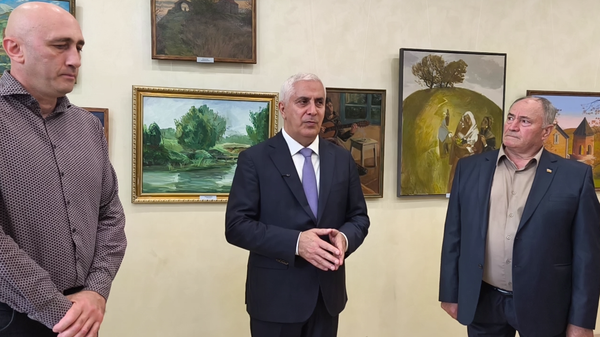 Избранный президент Южной Осетии Марат Камболов на выставке художников в Цхинвале - Sputnik Южная Осетия