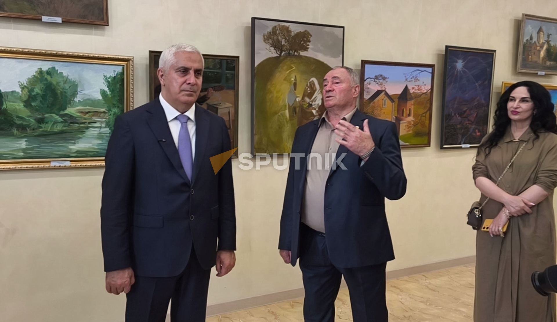 Избранный президент Южной Осетии Марат Камболов на выставке художников в Цхинвале - Sputnik Южная Осетия, 1920, 20.09.2026