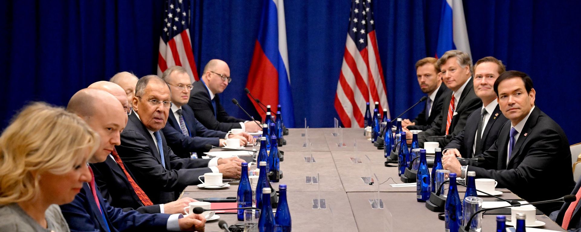 Глава МИД России Сергей Лавров (четвертый слева) и госсекретарь США Марко Рубио (справа) во время встречи на полях Генассамблеи ООН - Sputnik Южная Осетия, 1920, 23.09.2026