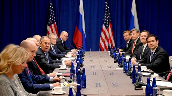 Глава МИД России Сергей Лавров (четвертый слева) и госсекретарь США Марко Рубио (справа) во время встречи на полях Генассамблеи ООН - Sputnik Южная Осетия