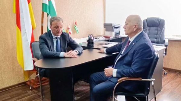 Премьер-министр Республики Абхазия Владимир Делба встретился с послом Абхазии в Южной Осетии Аланом Елбакиевым - Sputnik Южная Осетия