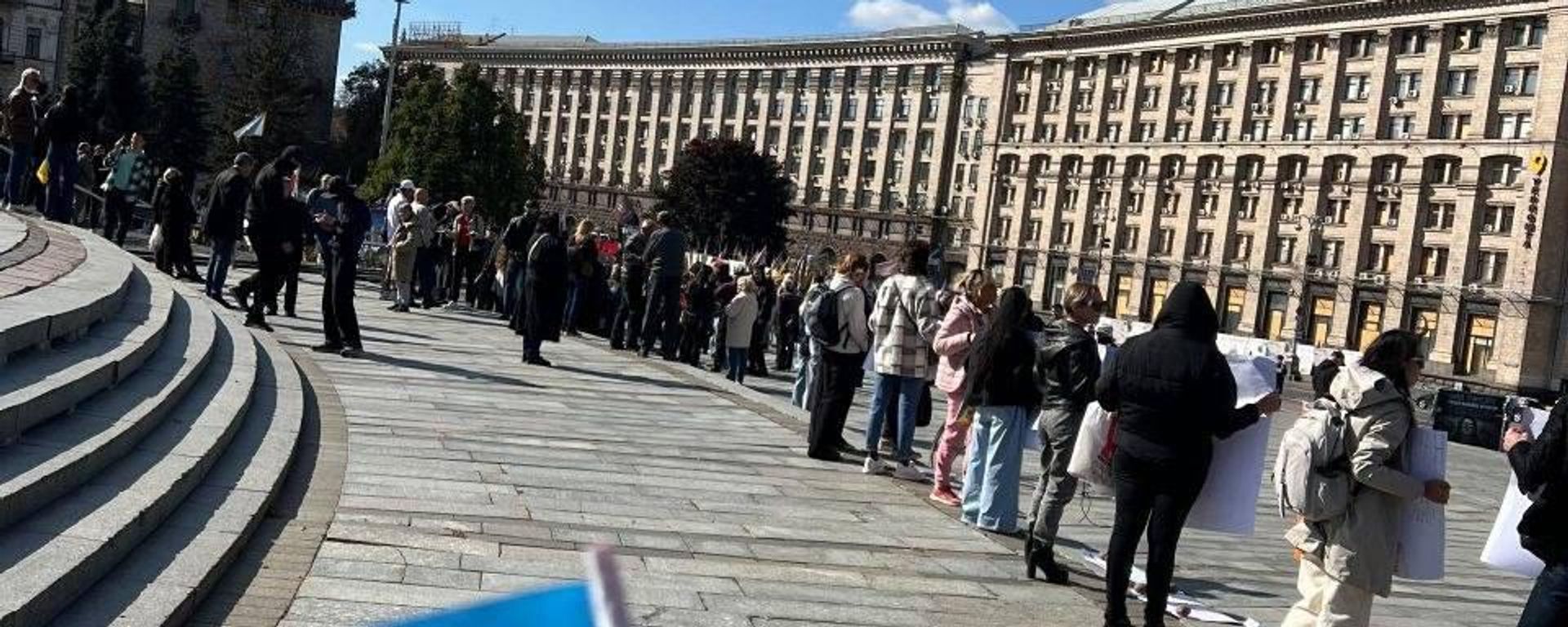 В Киеве украинцы вышли на акцию за мир - Sputnik Южная Осетия, 1920, 03.10.2026
