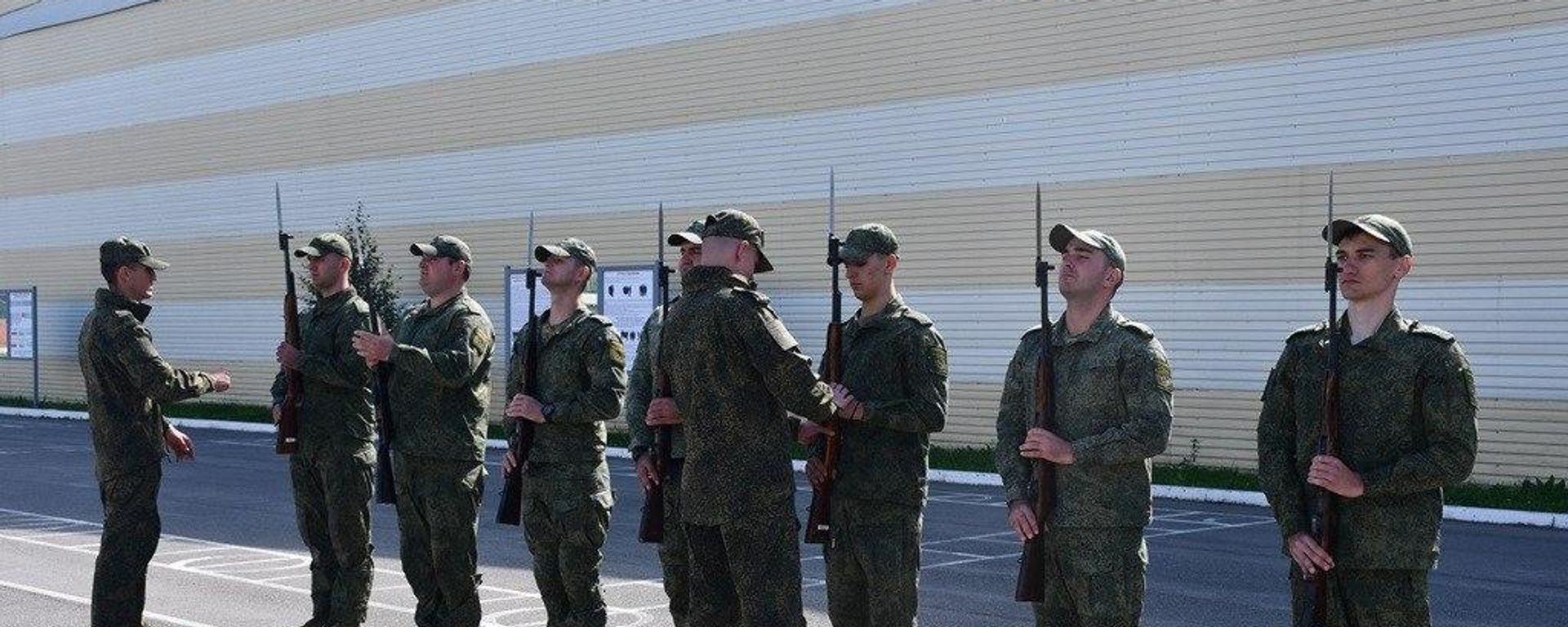 Курс практических занятий инструкторов Преображенского полка с личным составом роты Почетного караула Минобороны РЮО - Sputnik Южная Осетия, 1920, 06.10.2026