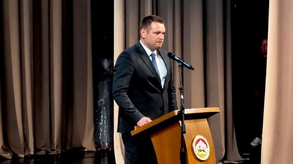 В Госдрамтеатре в Цхинвале проходит торжественное собрание, посвященное Дню учителя - Sputnik Южная Осетия