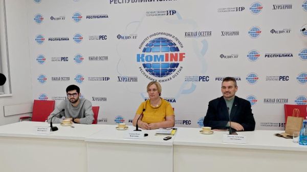 Специалисты Всероссийского института генетических ресурсов растений (ВИР) на пресс-конференции в комитете информации и печати Южной Осетии - Sputnik Южная Осетия