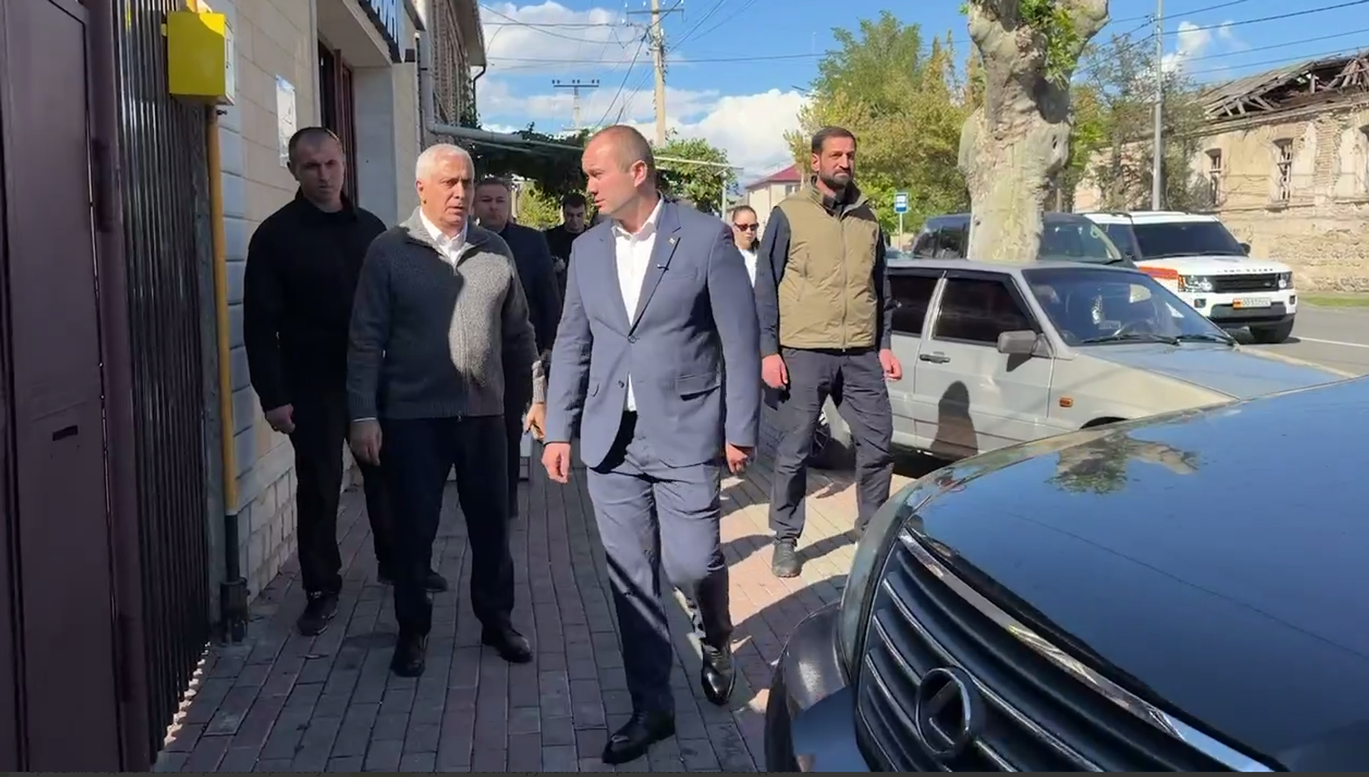 Марат Камболов вместе с мэром Цхинвала Аланом Габараевым прошел по улицам столицы Южной Осетии - Sputnik Южная Осетия, 1920, 08.10.2026