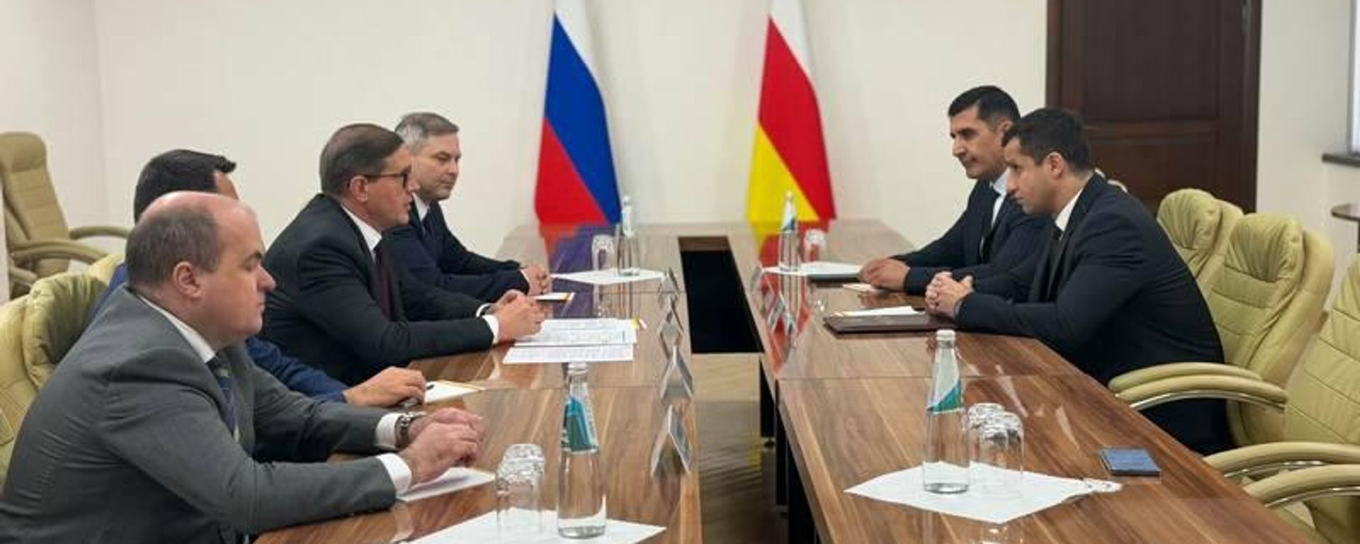 Руководитель администрации президента РЮО Руслан Хабалов встретился с делегацией Центробанка РФ - Sputnik Южная Осетия, 1920, 13.10.2026