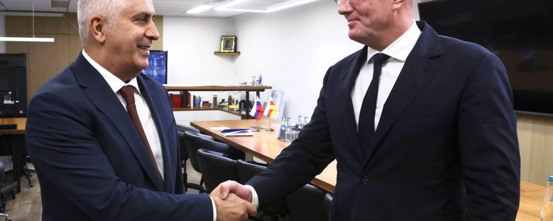 Президент Южной Осетии Марат Камболов провел рабочую встречу с зампредседателя правительства РФ Дмитрием Чернышенко - Sputnik Южная Осетия, 1920, 14.10.2026