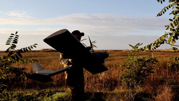 Украинский военнослужащий с дроном. Архивное фото  - Sputnik Южная Осетия