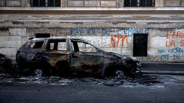 Сгоревший автомобиль на улице недалеко от площади Республики в Париже после столкновений во время демонстраций против стоимости жизни и роста цен на топливо - Sputnik Южная Осетия