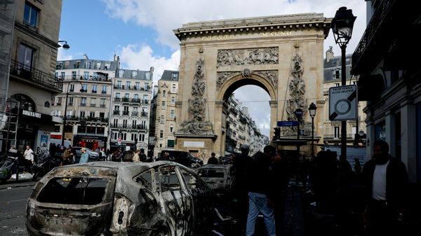Сожженный автомобиль в центре Парижа после столкновений во время всеобщего дня протеста - Sputnik Южная Осетия
