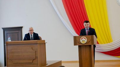 Сергей Маргиев выступает на сессии парламента Южной Осетии