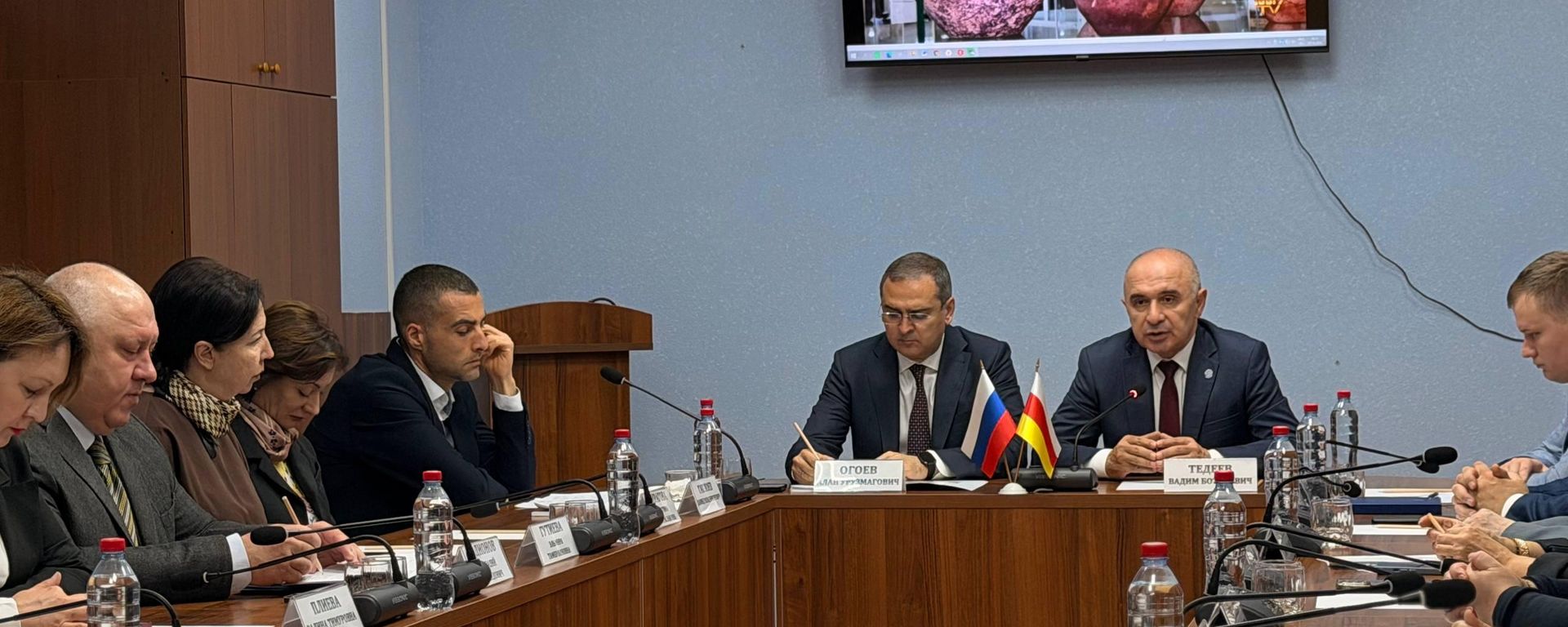 Ректоры Юго-Осетинского государственного университета и Северо-Осетинского государственного университета Вадим Тедеев и Алан Огоев подписали обновленное соглашение о сотрудничестве - Sputnik Южная Осетия, 1920, 29.10.2026