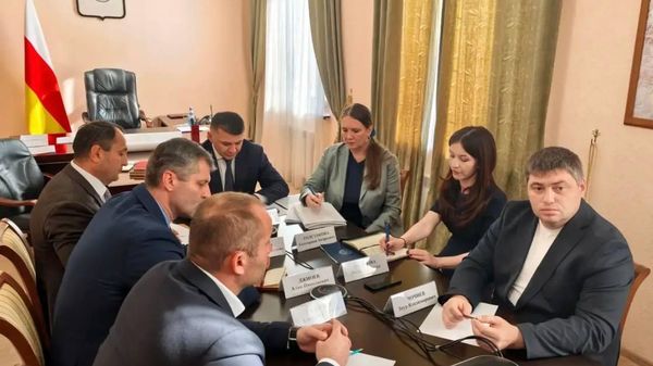 Южная Осетия и Москва обсудили сотрудничество в сфере строительства и благоустройства - Sputnik Южная Осетия