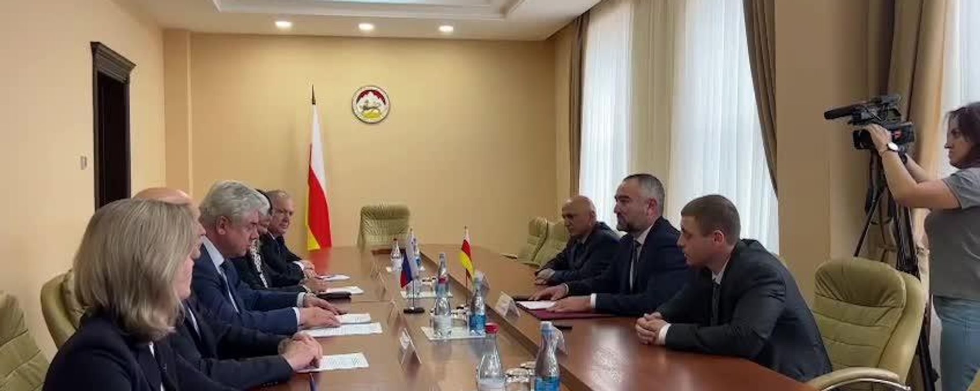 В Цхинвале проходит встреча спикера парламента Южной Осетии с российскими сенаторами - Sputnik Южная Осетия, 1920, 30.10.2026