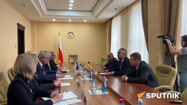 В Цхинвале проходит встреча спикера парламента Южной Осетии с российскими сенаторами - Sputnik Южная Осетия