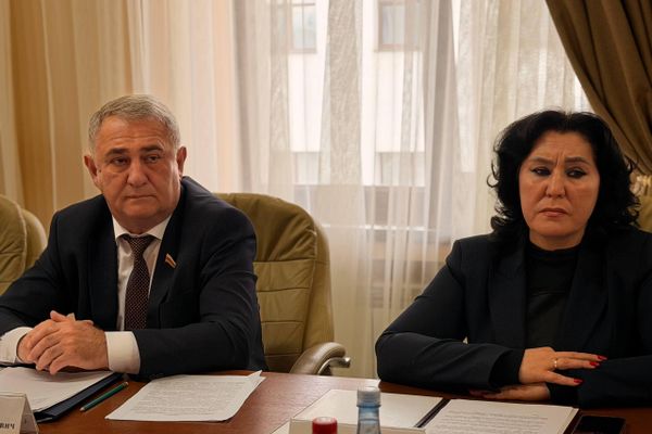 Встреча спикера парламента Южной Осетии Алана Маргиева с делегацией Совета Федерации РФ во главе с председателем Комитета Совета Федерации по обороне и безопасности Виктором Бондаревым - Sputnik Южная Осетия