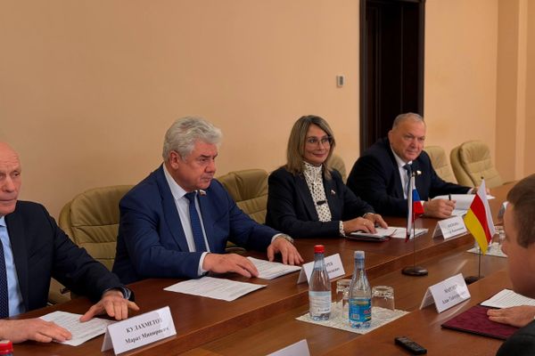 Встреча спикера парламента Южной Осетии Алана Маргиева с делегацией Совета Федерации РФ во главе с председателем Комитета Совета Федерации по обороне и безопасности Виктором Бондаревым - Sputnik Южная Осетия