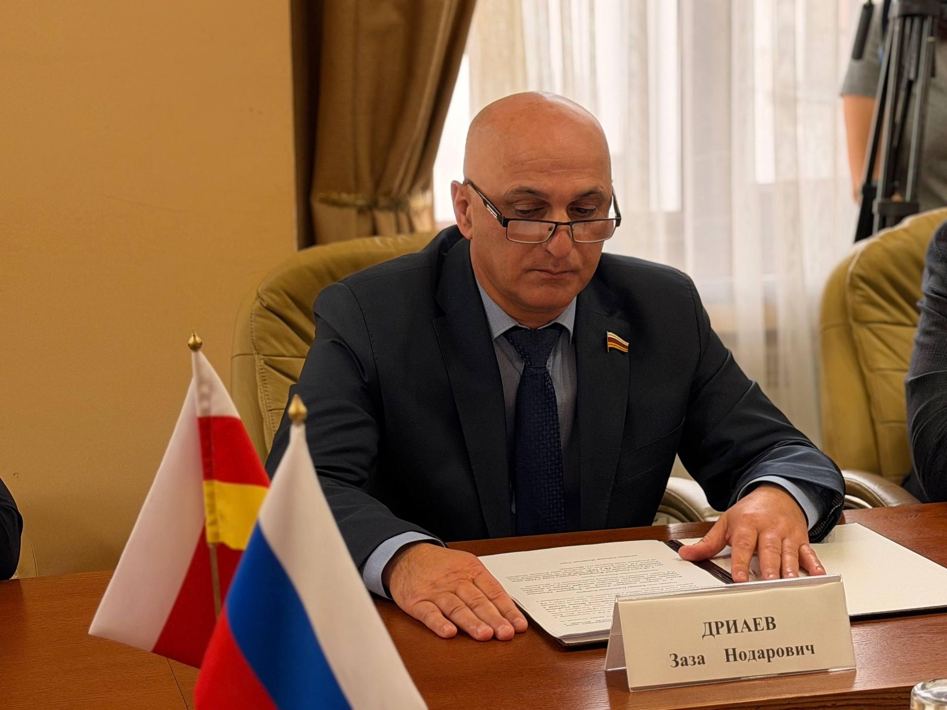 Встреча спикера парламента Южной Осетии Алана Маргиева с делегацией Совета Федерации РФ во главе с председателем Комитета Совета Федерации по обороне и безопасности Виктором Бондаревым Встреча спикера парламента Южной Осетии Алана Маргиева с делегацией Совета Федерации РФ во главе с председателем Комитета Совета Федерации по обороне и безопасности Виктором Бондаревым - Sputnik Южная Осетия, 1920, 30.10.2026