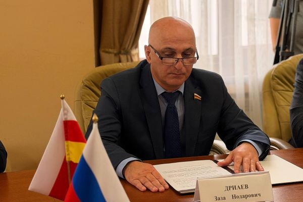Встреча спикера парламента Южной Осетии Алана Маргиева с делегацией Совета Федерации РФ во главе с председателем Комитета Совета Федерации по обороне и безопасности Виктором Бондаревым - Sputnik Южная Осетия