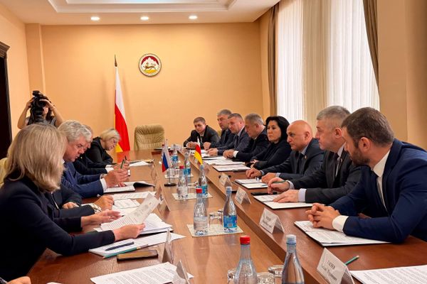 Встреча спикера парламента Южной Осетии Алана Маргиева с делегацией Совета Федерации РФ во главе с председателем Комитета Совета Федерации по обороне и безопасности Виктором Бондаревым - Sputnik Южная Осетия