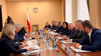 Встреча спикера парламента Южной Осетии Алана Маргиева с делегацией Совета Федерации РФ во главе с председателем Комитета Совета Федерации по обороне и безопасности Виктором Бондаревым