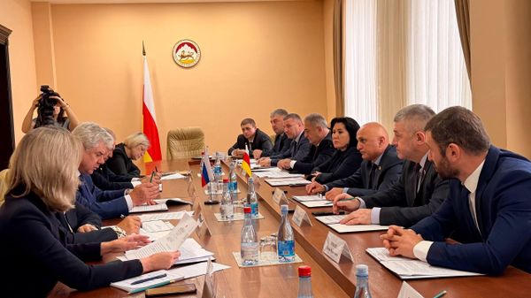 Встреча спикера парламента Южной Осетии Алана Маргиева с делегацией Совета Федерации РФ во главе с председателем Комитета Совета Федерации по обороне и безопасности Виктором Бондаревым - Sputnik Южная Осетия