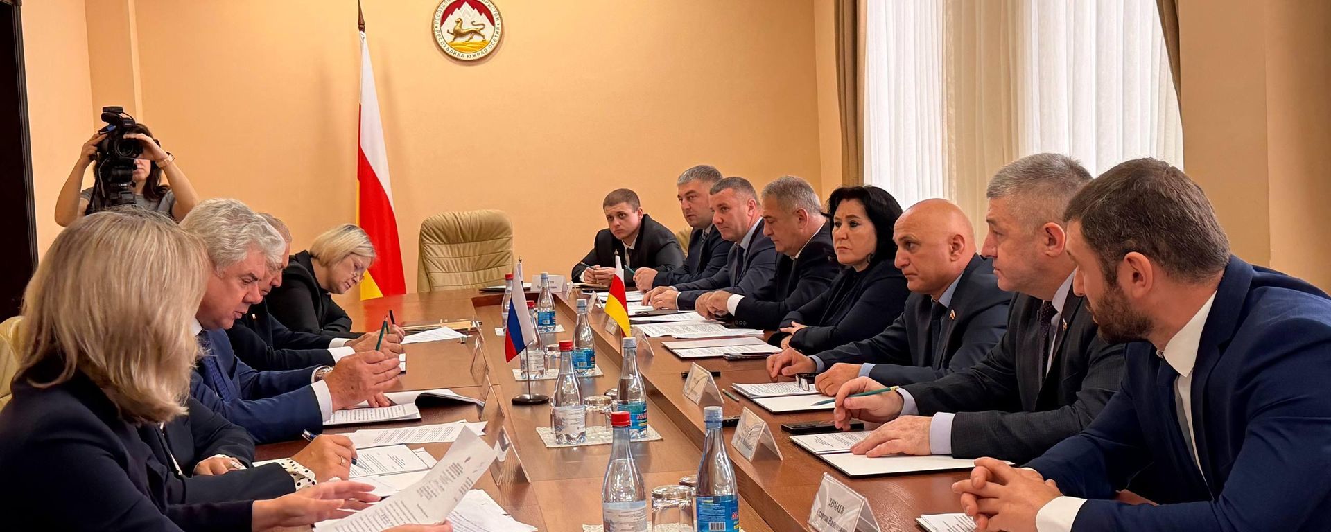 Встреча спикера парламента Южной Осетии Алана Маргиева с делегацией Совета Федерации РФ во главе с председателем Комитета Совета Федерации по обороне и безопасности Виктором Бондаревым Встреча спикера парламента Южной Осетии Алана Маргиева с делегацией Совета Федерации РФ во главе с председателем Комитета Совета Федерации по обороне и безопасности Виктором Бондаревым - Sputnik Южная Осетия, 1920, 30.10.2026