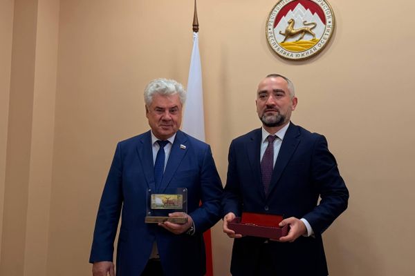 Встреча спикера парламента Южной Осетии Алана Маргиева с делегацией Совета Федерации РФ во главе с председателем Комитета Совета Федерации по обороне и безопасности Виктором Бондаревым - Sputnik Южная Осетия