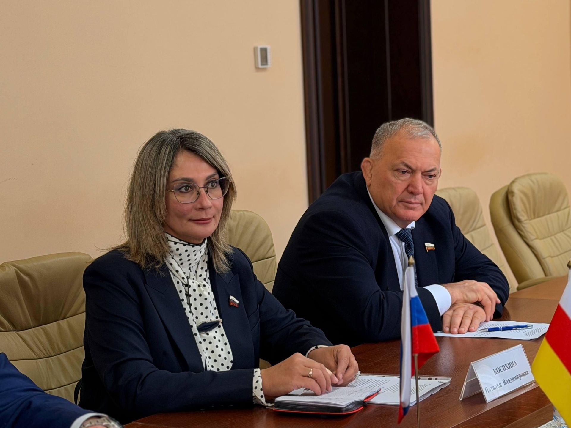 Встреча спикера парламента Южной Осетии Алана Маргиева с делегацией Совета Федерации РФ во главе с председателем Комитета Совета Федерации по обороне и безопасности Виктором Бондаревым - Sputnik Южная Осетия, 1920, 30.10.2026