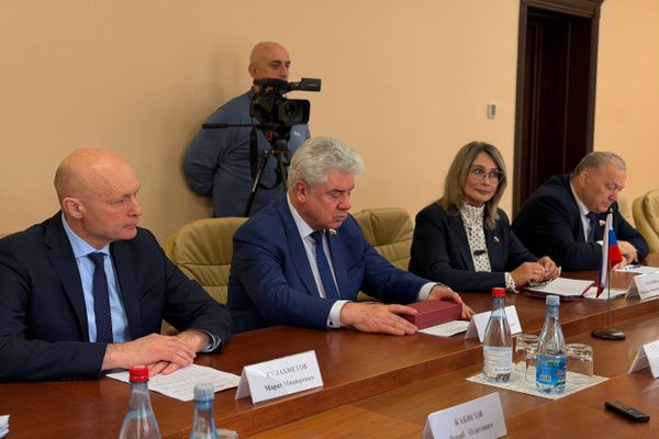 Встреча спикера парламента Южной Осетии Алана Маргиева с делегацией Совета Федерации РФ во главе с председателем Комитета Совета Федерации по обороне и безопасности Виктором Бондаревым - Sputnik Южная Осетия