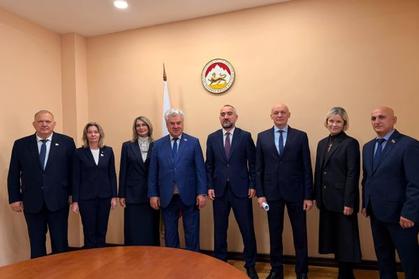 Встреча спикера парламента Южной Осетии Алана Маргиева с делегацией Совета Федерации РФ во главе с председателем Комитета Совета Федерации по обороне и безопасности Виктором Бондаревым - Sputnik Южная Осетия