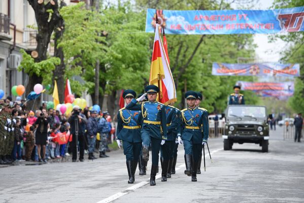 В параде Победы в Цхинвале приняло участие более 800 югоосетинских и российских военнослужащих - Sputnik Южная Осетия