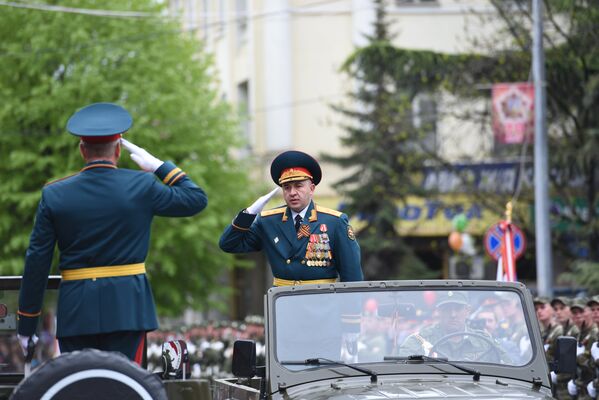 Замминистра обороны Гассеев докладывает о готовности парадных расчетов - Sputnik Южная Осетия