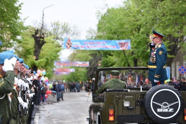 Министр обороны Валерий Яхновец приветствует военнослужащих - Sputnik Южная Осетия