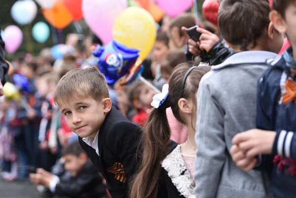 На парад пришли тысячи зрителей - Sputnik Южная Осетия