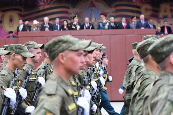 В параде  по сложившейся с 2010 года традиции участвуют российские пограничники и военнослужащие российской базы - Sputnik Южная Осетия