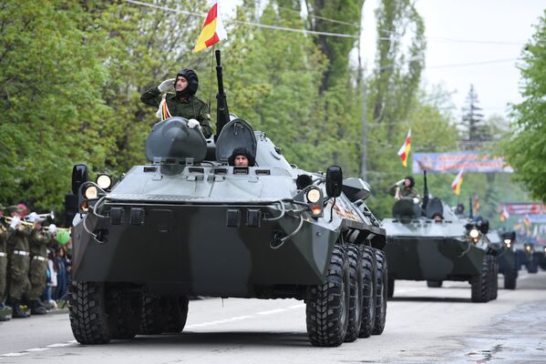 Колесная военная техника проходит по площади Цхинвала - Sputnik Южная Осетия