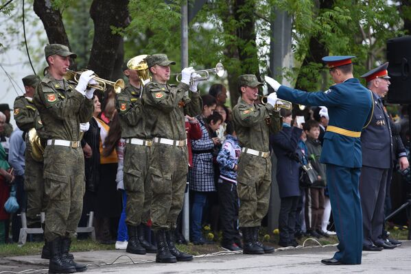 Оркестр российской военной базы, дислоцированной в РЮО обеспечивает музыкальное сопровождение парада - Sputnik Южная Осетия