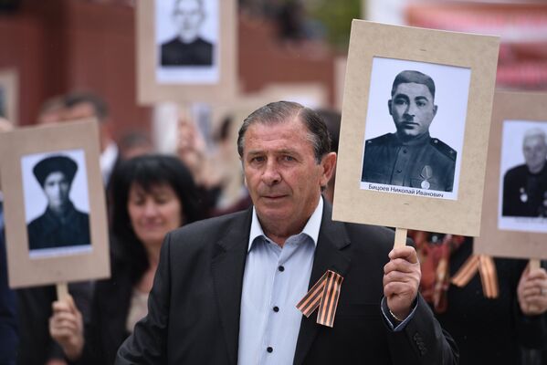 Цхинвальцы пронесли портреты своих погибших на войне родственников - Sputnik Южная Осетия