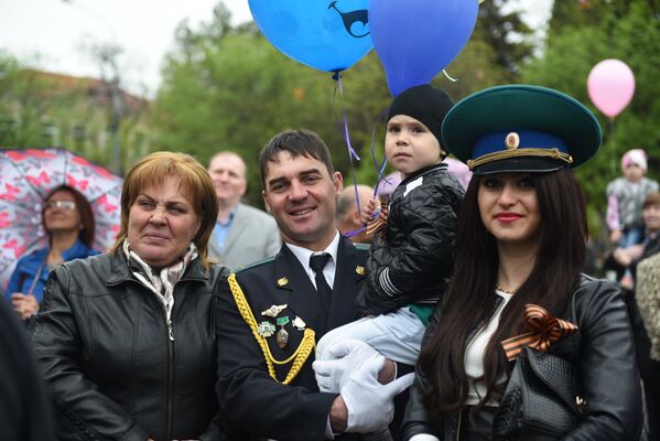 Семья российских пограничников наблюдает за парадом - Sputnik Южная Осетия