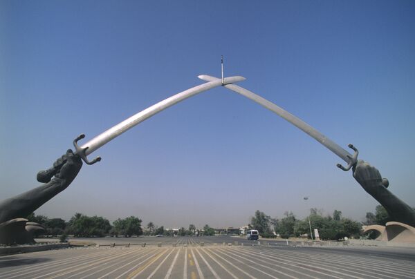 Мечи Кадисии — пара триумфальных арок, расположенных в Багдаде. - Sputnik Южная Осетия