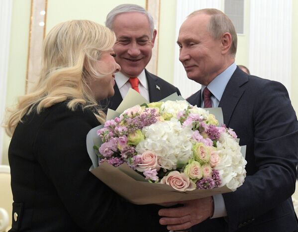 Владимир Путин и премьер-министр Израиля Биньямин Нетаньяху с супругой Сарой во время встречи - Sputnik Южная Осетия