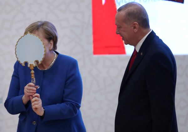Ангела Меркель принимает подарок от Реджепа Эрдогана - Sputnik Южная Осетия