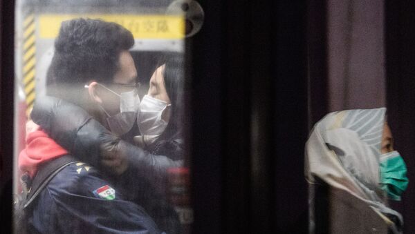 Целующаяся пара в защитных масках в метро Гонконга - Sputnik Южная Осетия