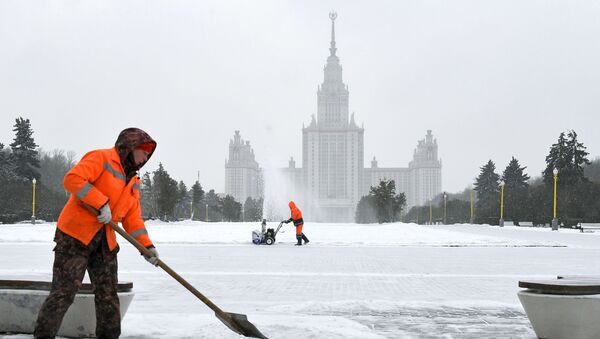 Сотрудники коммунальной службы во время уборки снега возле здания МГУ на Воробьевых горах в Москве - Sputnik Южная Осетия